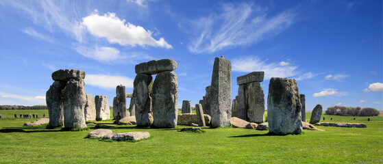 Beautiful view of the prehistoric site of Stonehenge in England - 601503471