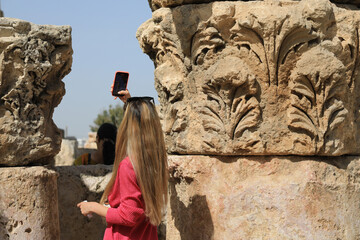 jordania amán ciudadela romana mujer rubia sacando fotografias con el movil  4M0A9988-as23