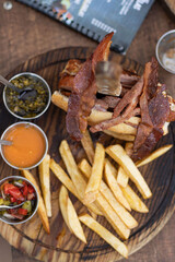 HOT DOG CON TOCINO Y PAPAS FRITAS 