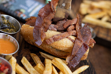 HOT DOG CON TOCINO Y PAPAS FRITAS 