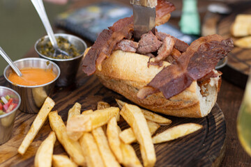 HOT DOG CON TOCINO Y PAPAS FRITAS 