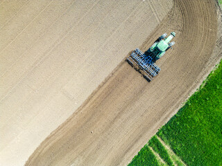 tracteur labourant un champ au printemps