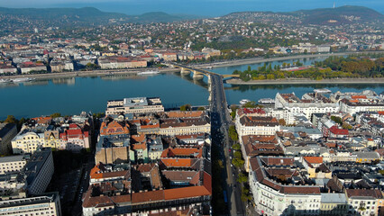 Obraz premium Establishing Aerial View Shot of Budapest, Hungary at sunrise. Margaret Bridge or Margit hid over River Danube, embankment