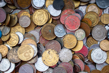 Una pila de monedas antiguas. Fondo para recursos gráficos