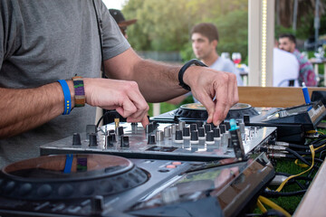 DJ trabajando en una fiesta en un bar al atardecer