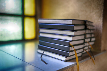 Święta księga leży na ławie w kościele do mszy. Biblia.