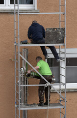 arbeiter auf baugerüst
