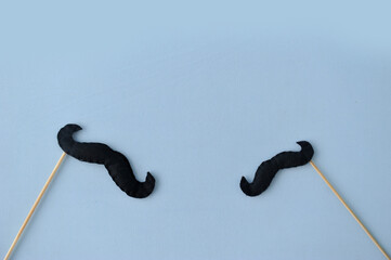 Conceito de celebração do dia dos pais. Vista superior plana de  bigode de papel preto  presente...