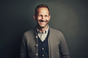 Obraz premium Handsome man in casual clothes smiling at camera on grey background