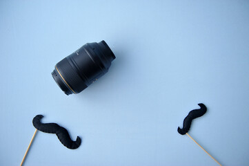 lente de camera fotografica, presente de dia dos pais fundo com bigode e espaço pra texto 