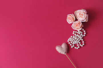 fundo dia das mãos com rosas e pérolas com espaço para mensagem de carinho e amor 