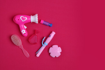 acessórios para bebe menina em fundo rosa 