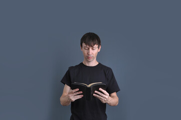 homem com biblia sagrada, fé cristã