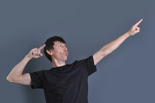 homem de com&eacute;rcio pronto pra decolar nos neg&oacute;cios ,homem apontando para cima 