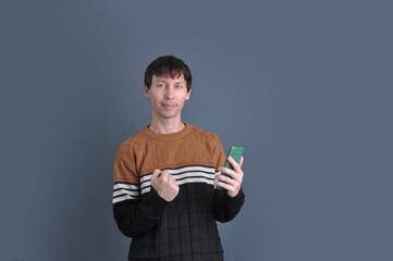 homem de negócios com celular na mão
