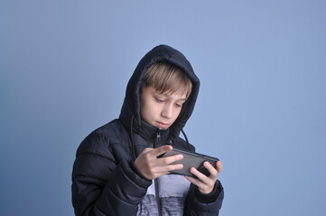 menino feliz com celular nas mãos 