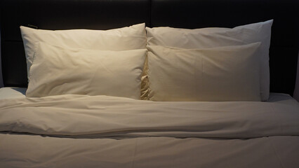 Obraz premium 편안한 침대 침구 벼개와 이불