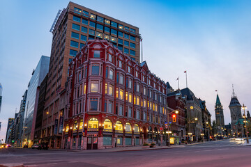 Fototapeta na wymiar Ottawa's well-known central building is located on Elgin Street