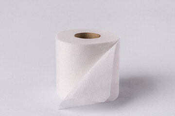 rollo de papel higiénico blanco en fondo blanco 