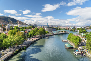 Obraz premium The Kura (Mtkvari) River in Old Town of Tbilisi, Georgia