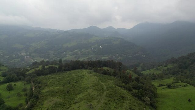 Volando en un valle con neblina