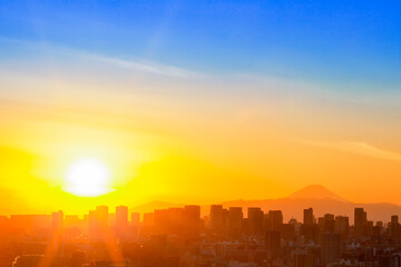 東京から望む富士山と夕陽の光芒と高層ビル群　日本