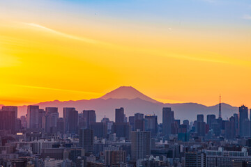 東京から望む富士山と高層ビル群夕景　日本