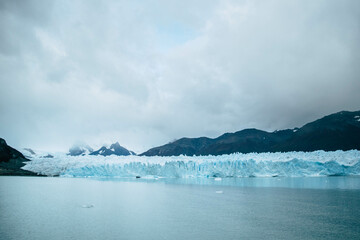 Fototapeta na wymiar Scenic view of glacial lake against mountain range