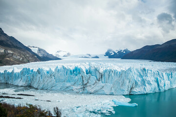 Fototapeta na wymiar Scenic view of glacier against mountain range