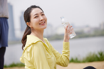 운동중에 생수를 마시는 여성