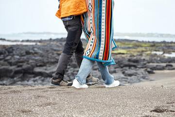 Fototapeta 바닷가를 산책하는 커플의 발걸음 obraz