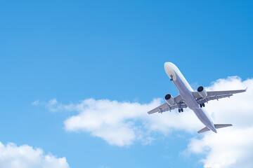 Fototapeta na wymiar 비행기와 푸른 하늘과 카피공간