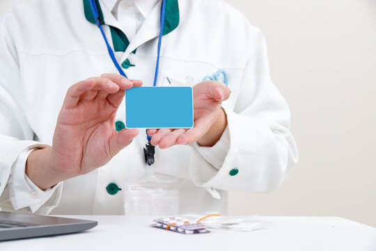 カードを持って見せる医師、薬剤師。申請や電子薬歴、電子処方イメージ