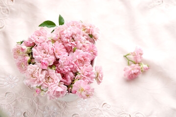 ピンクの小さな薔薇の壁紙