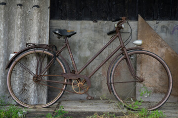 Fototapeta na wymiar Un vieux vélo rouillé avec une selle déchirée