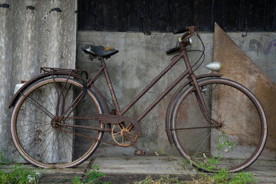Un vieux vélo rouillé avec une selle déchirée