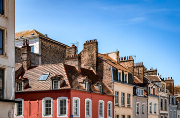 Façades de maisons anciennes dans la rue