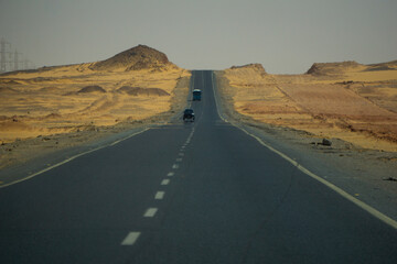 Strada asfaltata lunga e diritta, rettilineo in mezzo al deserto che porta ad Abu Simbel