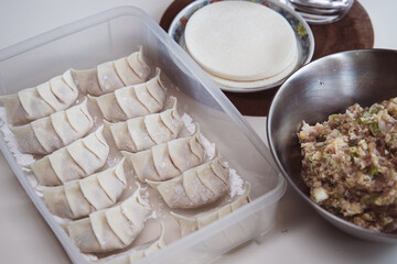 手作りの餃子（ギョーザの皮と餡）