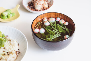 カラフルなお麩と三つ葉のお吸い物