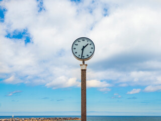 Gran reloj en la playa de San Sebastian