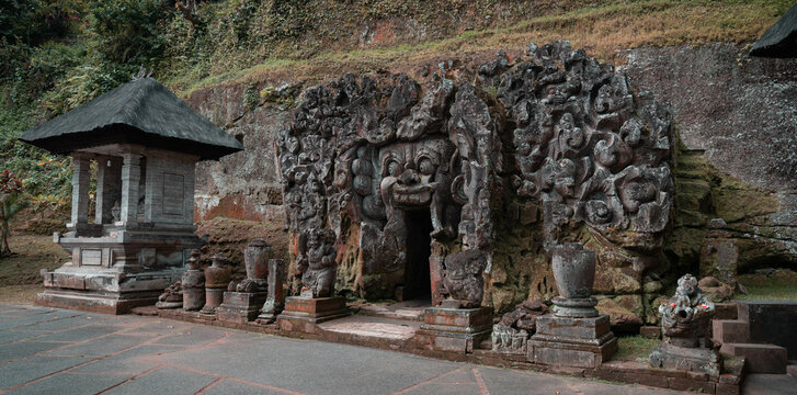 Templo Goa Gajah, Bali, Indonesia. Fotografía horizontal de la cueva del elefante.