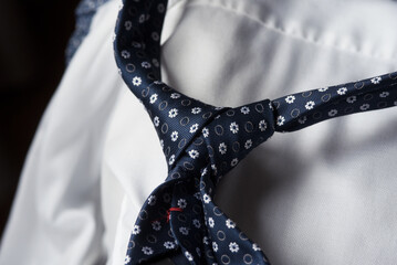 uno splendido abbinamento di una cravatta blu con fiori e una bellissima camicia bianca, eleganza...