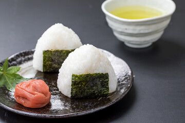 手作りおにぎりと梅干し　Homemade rice balls and pickled plums