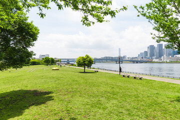 「ららぽーと豊洲」に隣接する「春海橋公園」