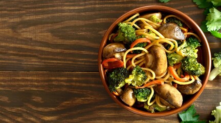Obraz na płótnie Canvas Egg noodles with vegetables in bowl