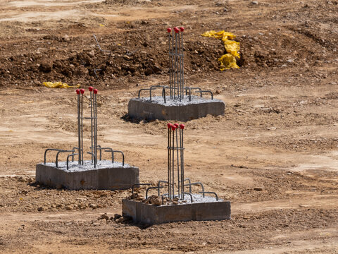 Pilares de Obra construcci&oacute;n con protectores de seguridad.