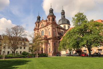 Frühling in Mannheim; Schillerplatz mit Jesuitenkirche