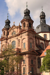Fototapeta na wymiar Barockes Juwel in Mannheim; Jesuitenkirche vom Schillerplatz gesehen