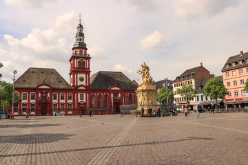 Marktplatz mit Altem Rathaus und St.-Sebastian-Kirche in Mannheim
